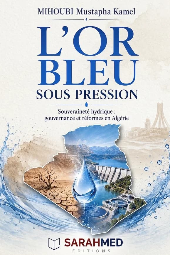 Couverture du livre L’Or bleu sous pression – Souveraineté hydrique : gouvernance et réformes en Algérie de MIHOUBI Mustapha Kamel. L’illustration, dominée par des tons bleus, représente une grande éclaboussure d’eau au premier plan, un barrage et son réservoir entourés de montagnes et d’une zone urbaine en arrière-plan. L’ensemble évoque la rareté de l’eau, sa gestion et les enjeux de souveraineté hydrique en Algérie. Logo Sarahmed Éditions en bas de couverture