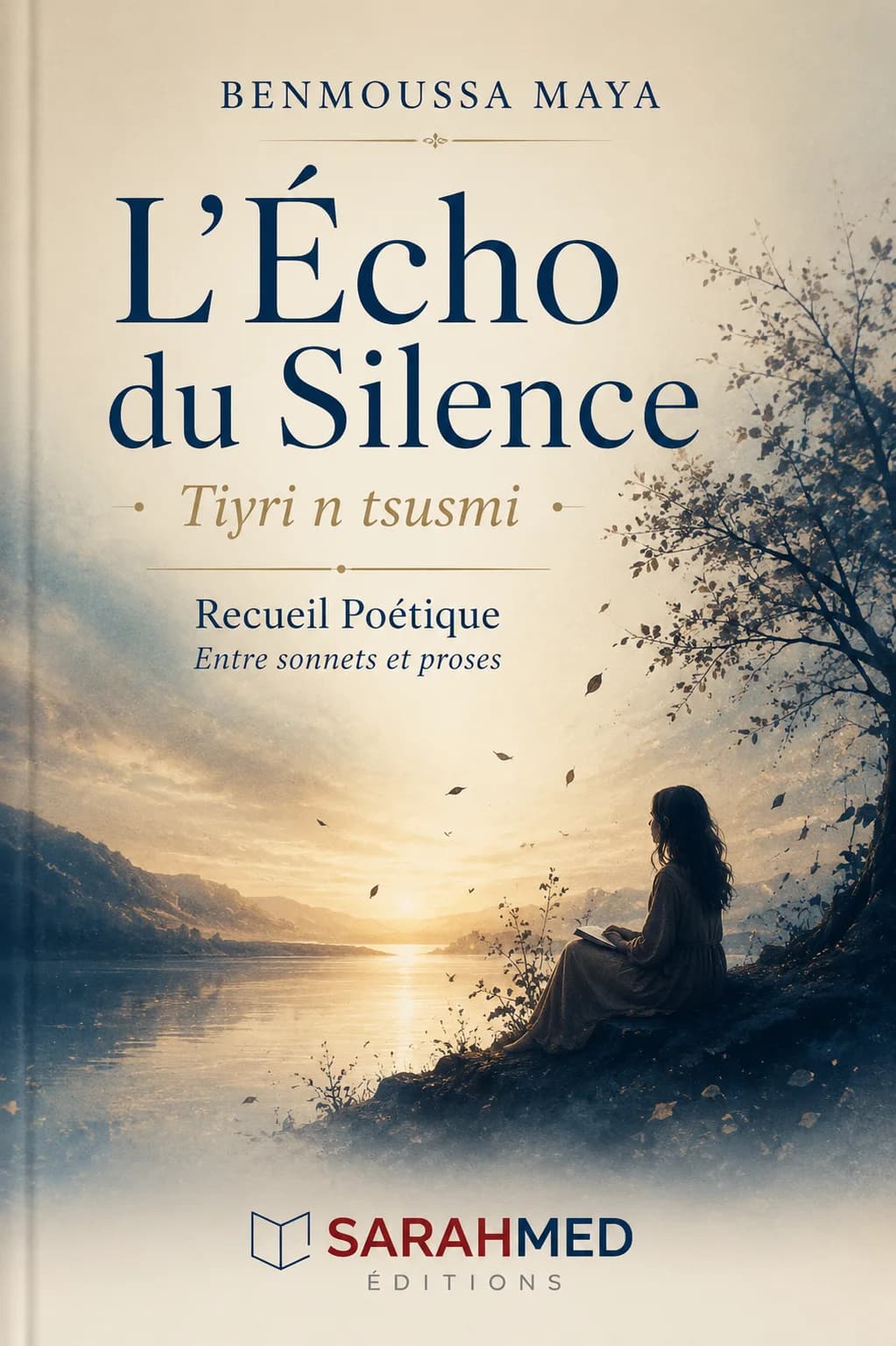 Couverture poétique aux tons bleu profond, beige et doré. Le titre « L’Écho du Silence » domine la composition, accompagné du sous-titre kabyle « Tiyri n tsusmi ». Au bord d’un lac au coucher du soleil, une jeune femme assise sous un arbre tient un livre, face à un paysage montagneux calme. Quelques feuilles flottent dans l’air. En bas figurent la mention « Recueil Poétique – Entre sonnets et proses » et le logo Sarahmed Éditions.